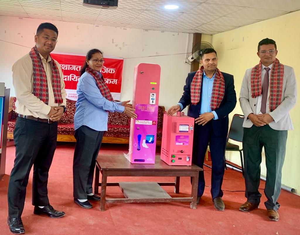 सनराइज बैंकद्वारा विभिन्न विद्यालयहरुमा प्याड एटिएम हस्तान्तरण